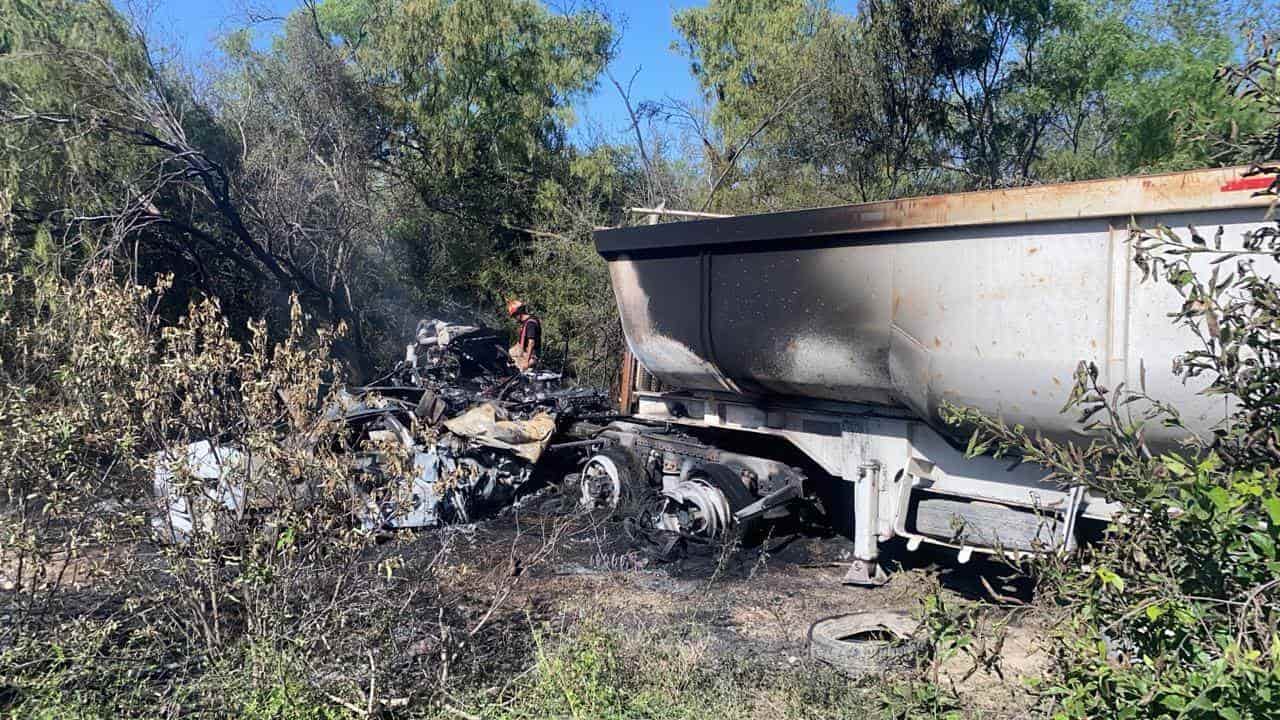 Una persona sin vida y al menos otra lesionada, dejó un choque entre un tráiler y un vehículo particular que posteriormente se incendió, ayer en el municipio de Doctor González.