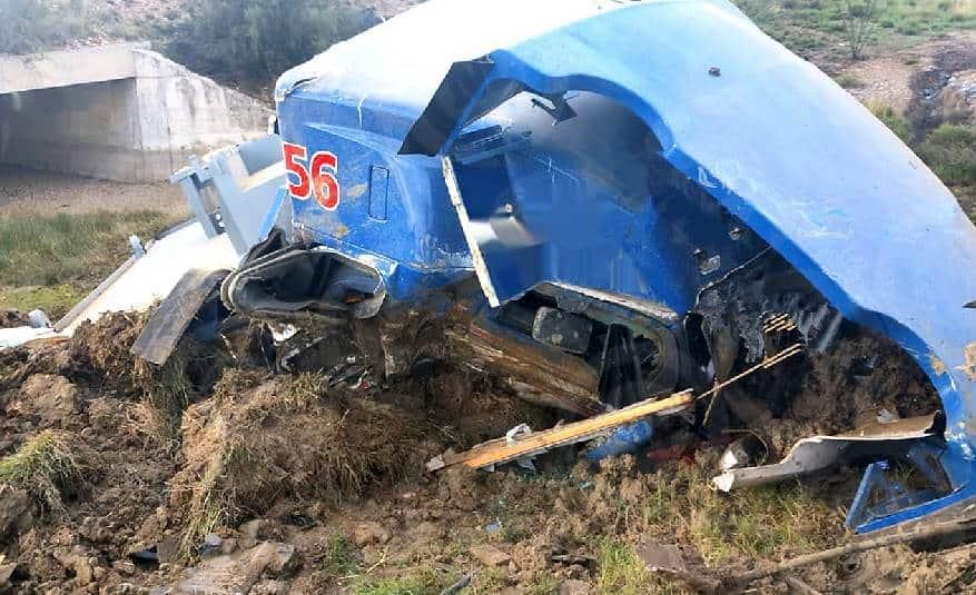 Destroza tráiler contra muro de canalón