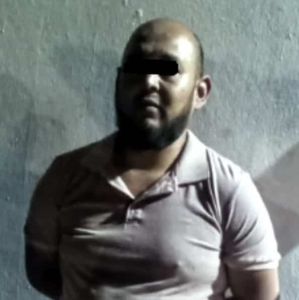 Dos hombres presuntamente ligados a la venta de sustancias nocivas para la salud, fueron arrestados por policías de Proximidad de Escobedo en el Libramiento Noroeste.