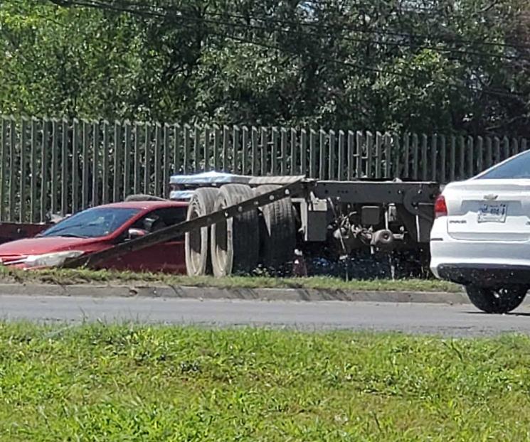 Provocan llantas de trailer accidente víal
