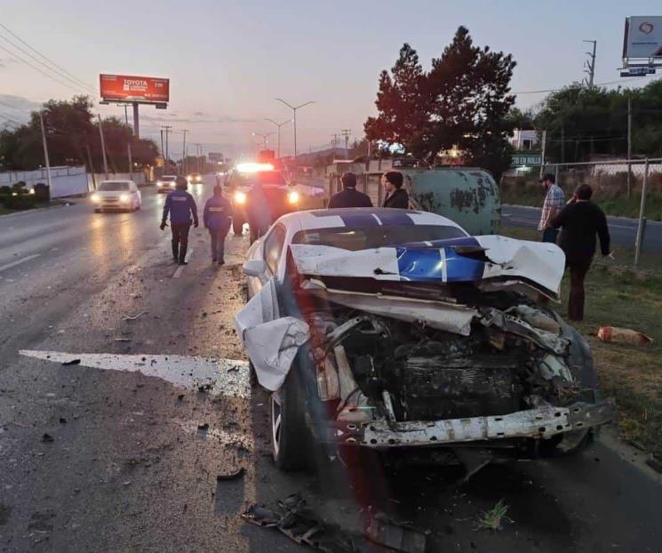 Colisiona deportivo contra remolque y se desprende de camioneta.