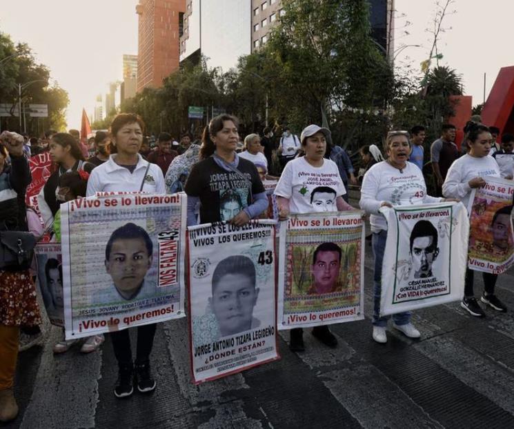 Padres de los 43 exigen a AMLO que los reciba