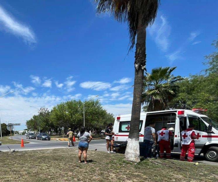 Resulta herido motociclista al chocar contra camioneta.