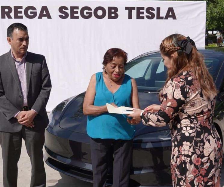 Entrega Gobernación el auto Tesla de sorteo de Santa