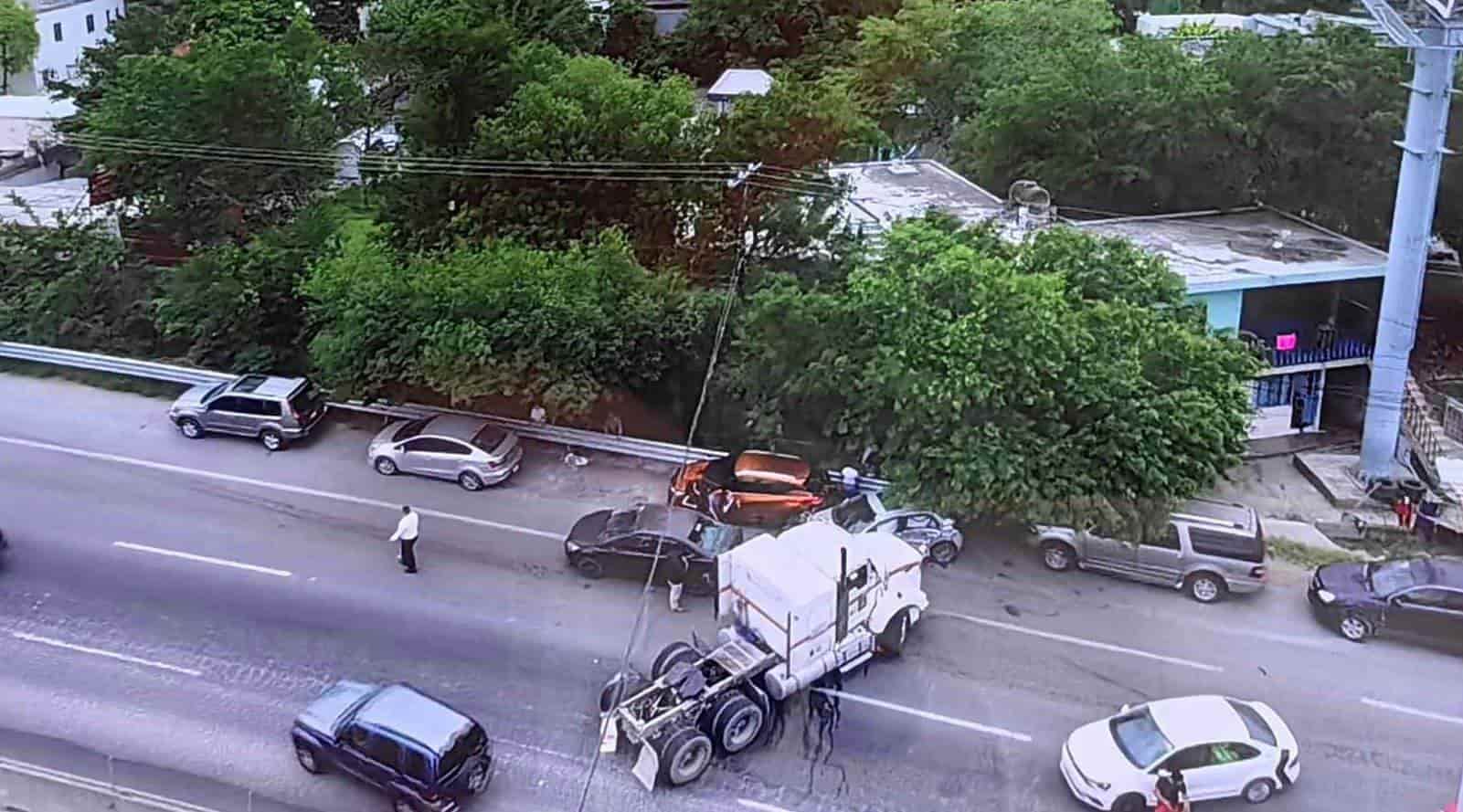 La Carretera Nacional, se vio colapsada en sus carriles de norte a sur, al registrarse un accidente vial, donde participó un tracto camión, que termino atravesado sobre la carpeta asfáltica, en el municipio de Santiago.