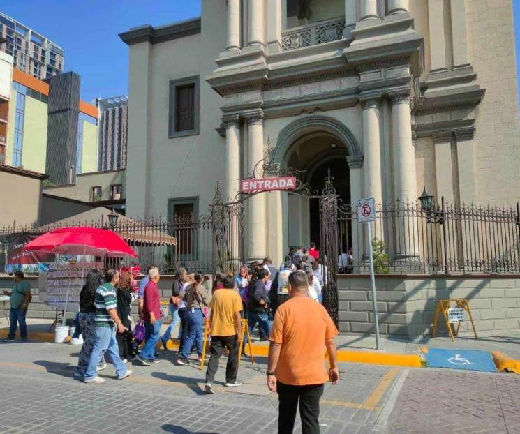 Recorren regios los 7 Templos como parte del Jueves Santo 