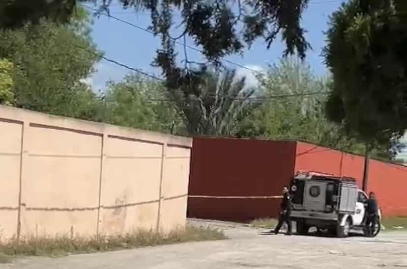 Una intensa movilización policiaca se registró en el municipio de Ciénega de Flores, al reportarse el hallazgo del cuerpo de un hombre sin vida, con huellas de violencia y el llamado tiro de gracia.