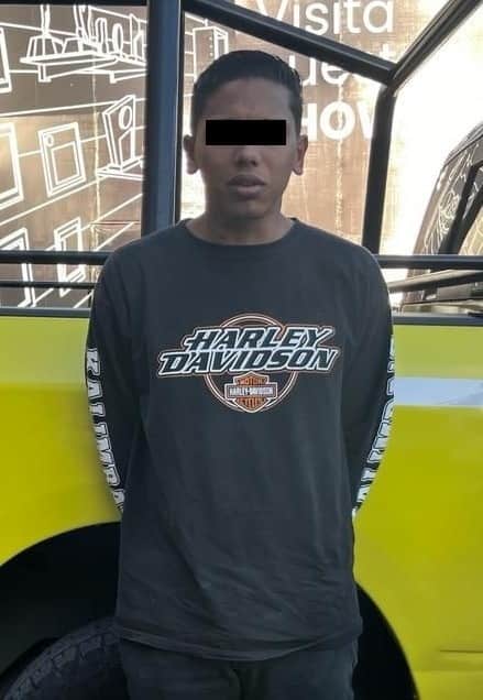 Un hombre originario de Venezuela fue detenido por oficiales de la Policía de Monterrey, luego de ingresar al negocio donde laboraba y presuntamente exigir 15 mil pesos a la dueña, o publicaría en redes sociales fotos íntimas de la hija de ella, además de amenazar con matar a la señora.