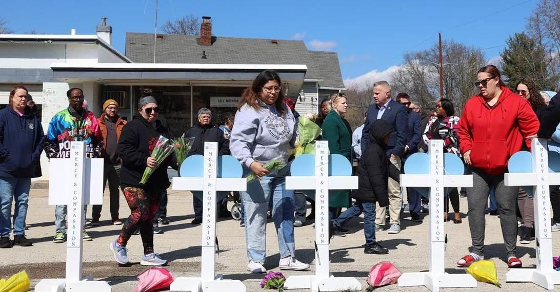 Víctima del apuñalamiento en Illinois elogia a su hijo y su perro