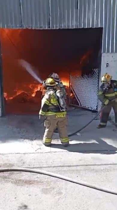 El incendio de una bodega en la Colonia Talleres, movilizó ayer a elementos de Bomberos de Nuevo León y Protección Civil del Estado y municipal, evacuándose a 23 personas.