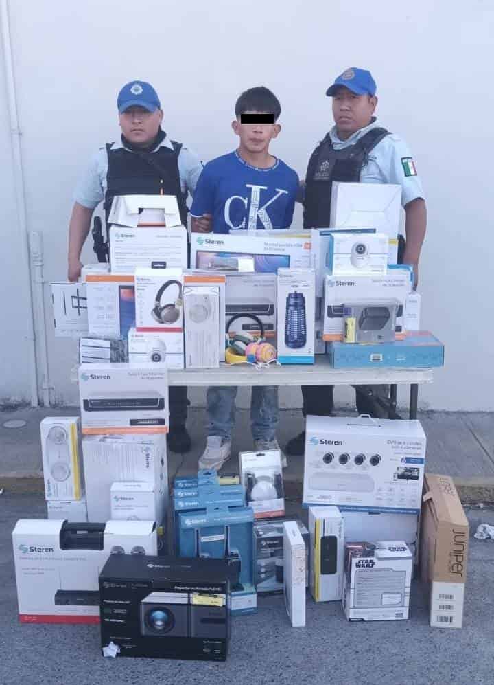 En el momento que presuntamente sustraía diversos artículos de una tienda de electrónicos donde hizo un boquete, un joven fue detenido por oficiales de la Policía de Monterrey, luego que ya tenía algunos objetos al interior de una camioneta, ayer en la Colonia Coyoacán.