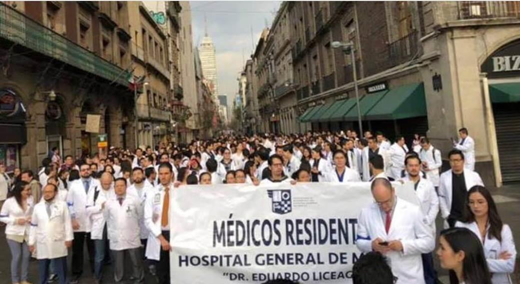 Médicos residentes exigen pago inmediato de becas