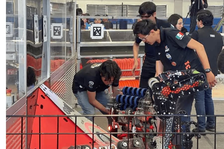 Alumnos Tec son semifinalistas en competencia regional de robótica