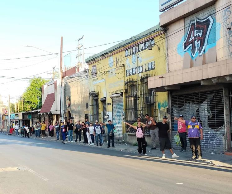 Viven calvario usuarios del transporte publico en días santos