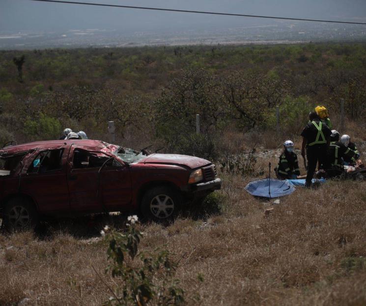 Vuelca familia en García, hay 2 muertos y 5 heridos