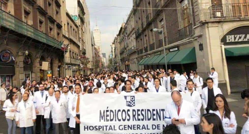 Exigen médicos residentes pago de becas Exigen médicos residentes pago de becas