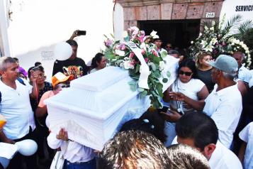 Despide Taxco a Camila de blanco y entre lágrimas