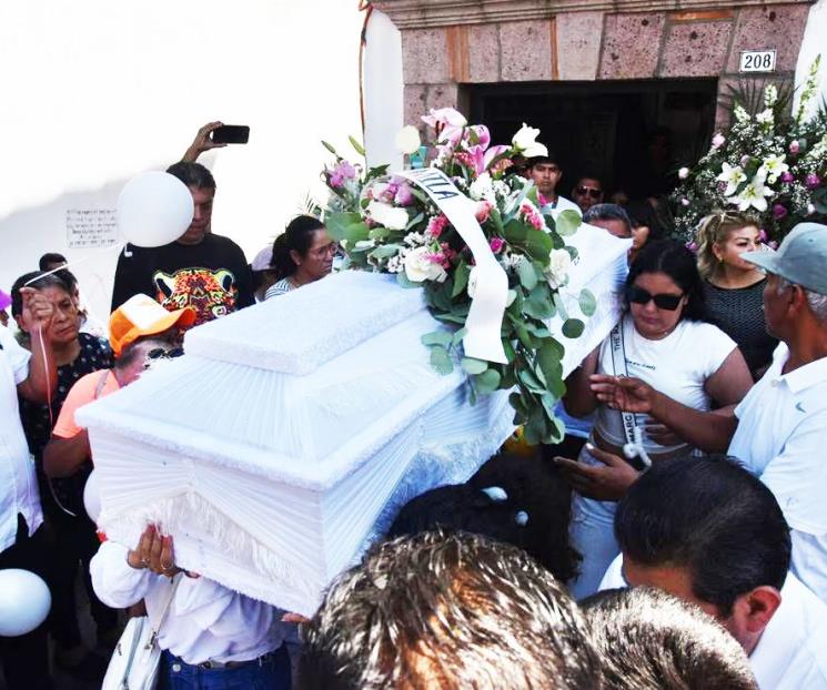 Despide Taxco a Camila de blanco y entre lágrimas Despide Taxco a Camila de blanco y entre lágrimas