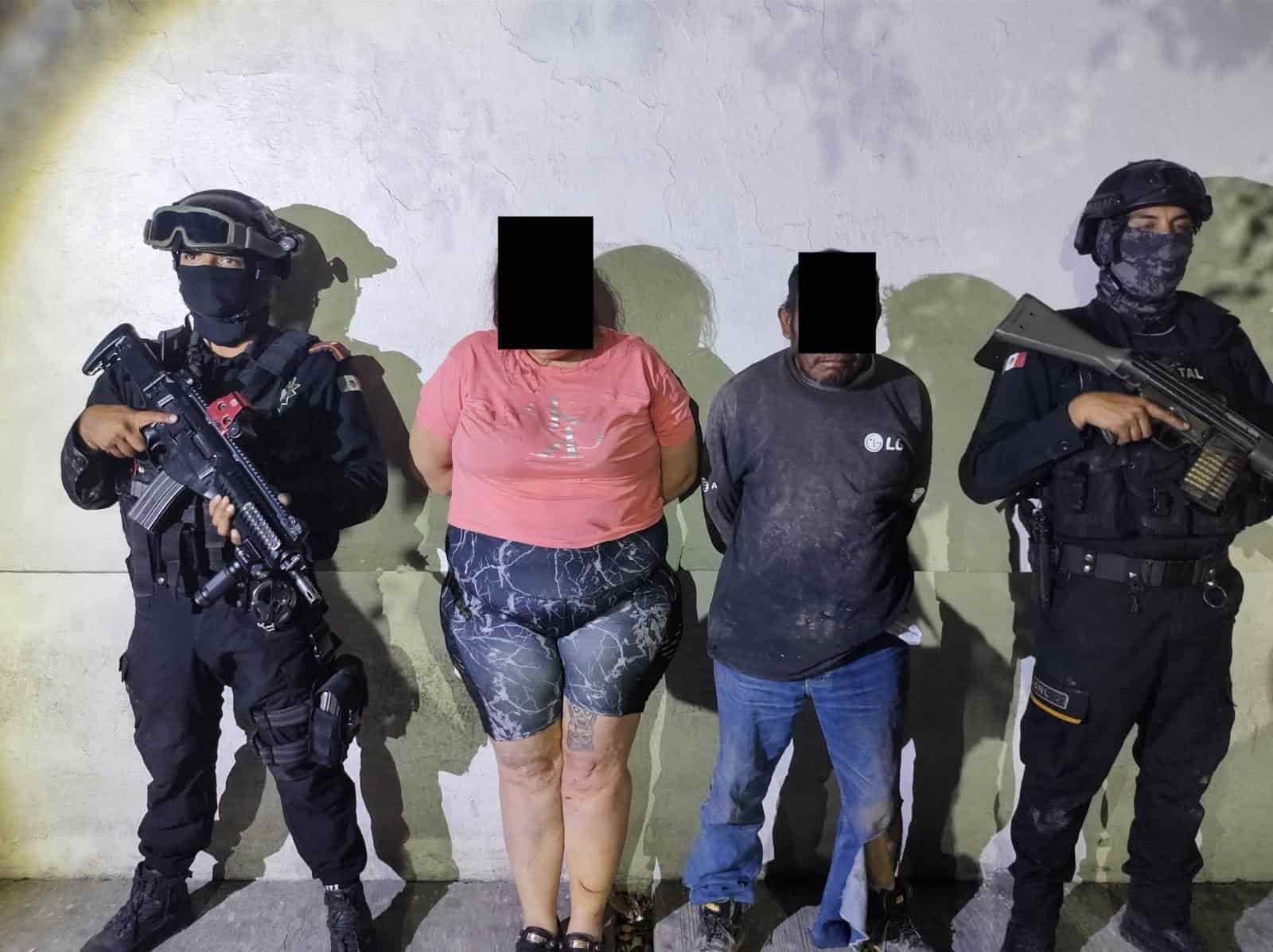 Una pareja fue detenida por elementos de Fuerza Civil, tras una persecución que inició en Salinas Victoria y se prolongó hasta el municipio de San Nicolás de los Garza, la madrugada de ayer al norte de la zona metropolitana de Monterrey.