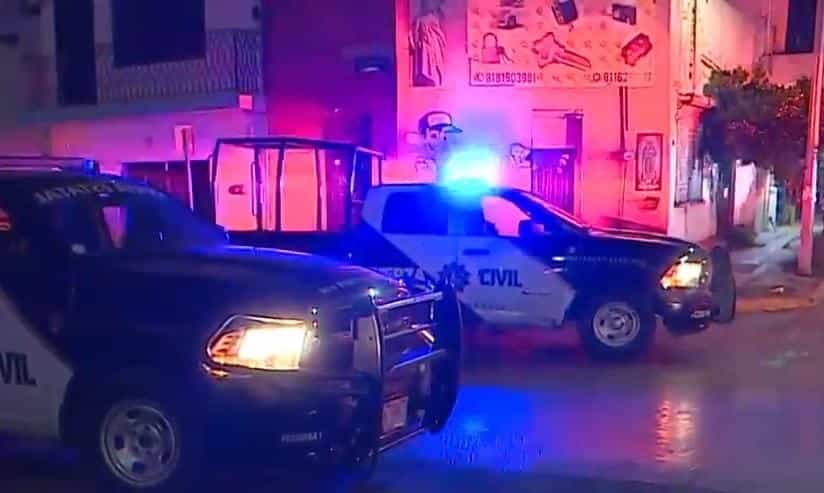 Con diversas lesiones resultó una mujer tras ser agredida a balazos por su esposo, la madrugada de ayer en la Colonia Independencia, al sur del municipio de Monterrey.