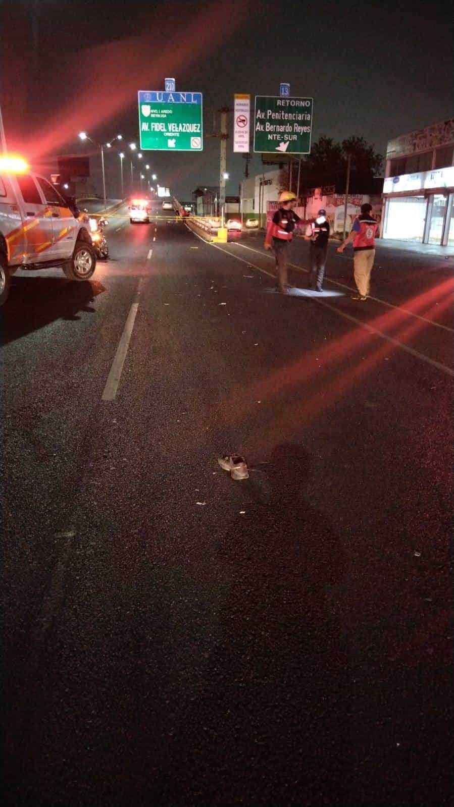Un hombre que viajaba en una bicicleta falleció luego de ser embestido por un automovilista que se dio a la fuga, la madrugada de ayer en la Avenida Fidel Velázquez sobre el puente de Bernardo Reyes, Fraccionamiento Bernardo Reyes, al norte de Monterrey. 