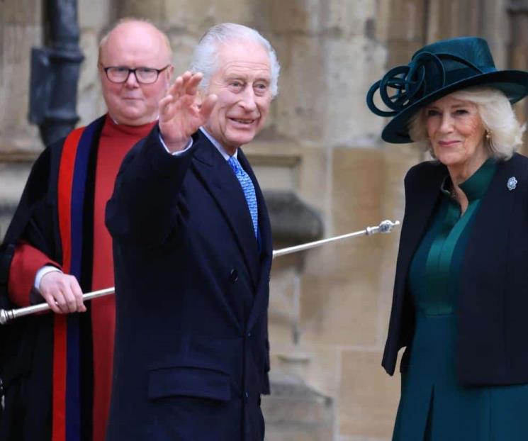 Asiste el Rey Carlos III a misa de Pascua junto a la Reina Camila
