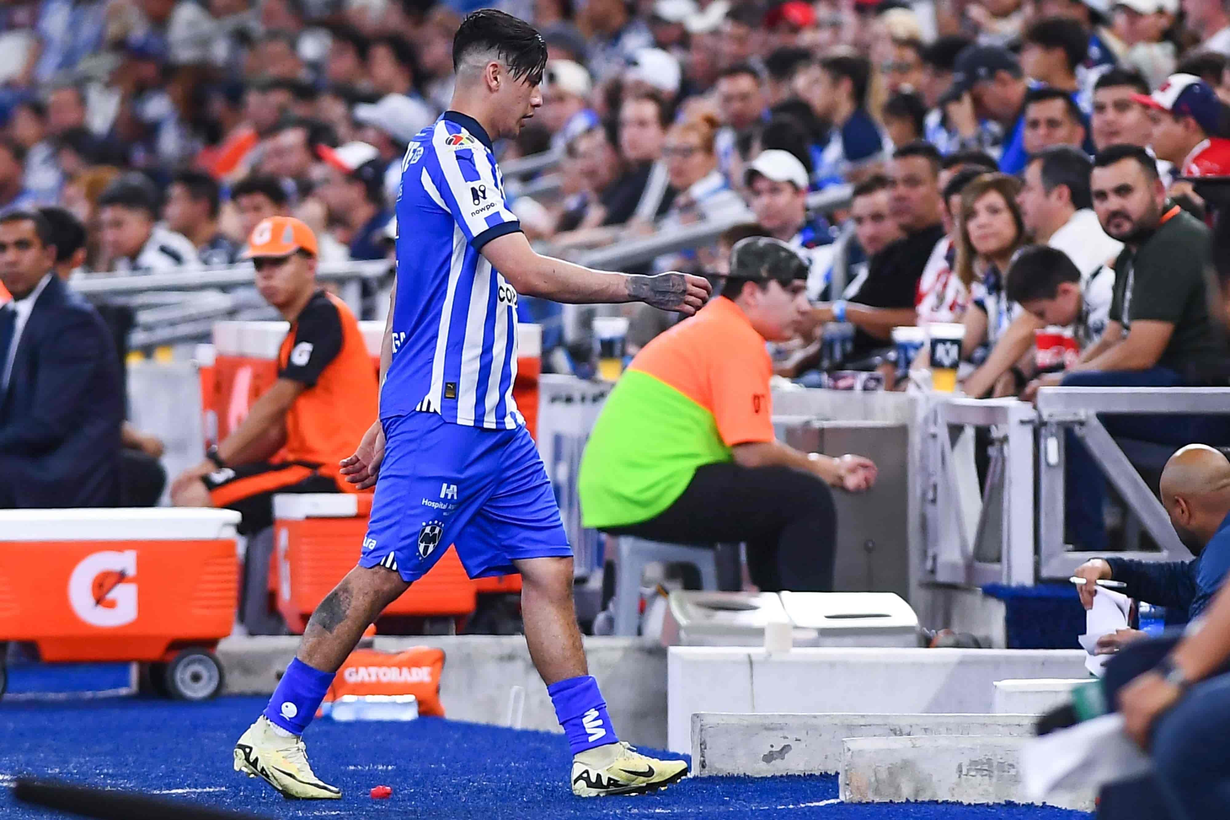 Gerardo Arteaga se va expulsado.