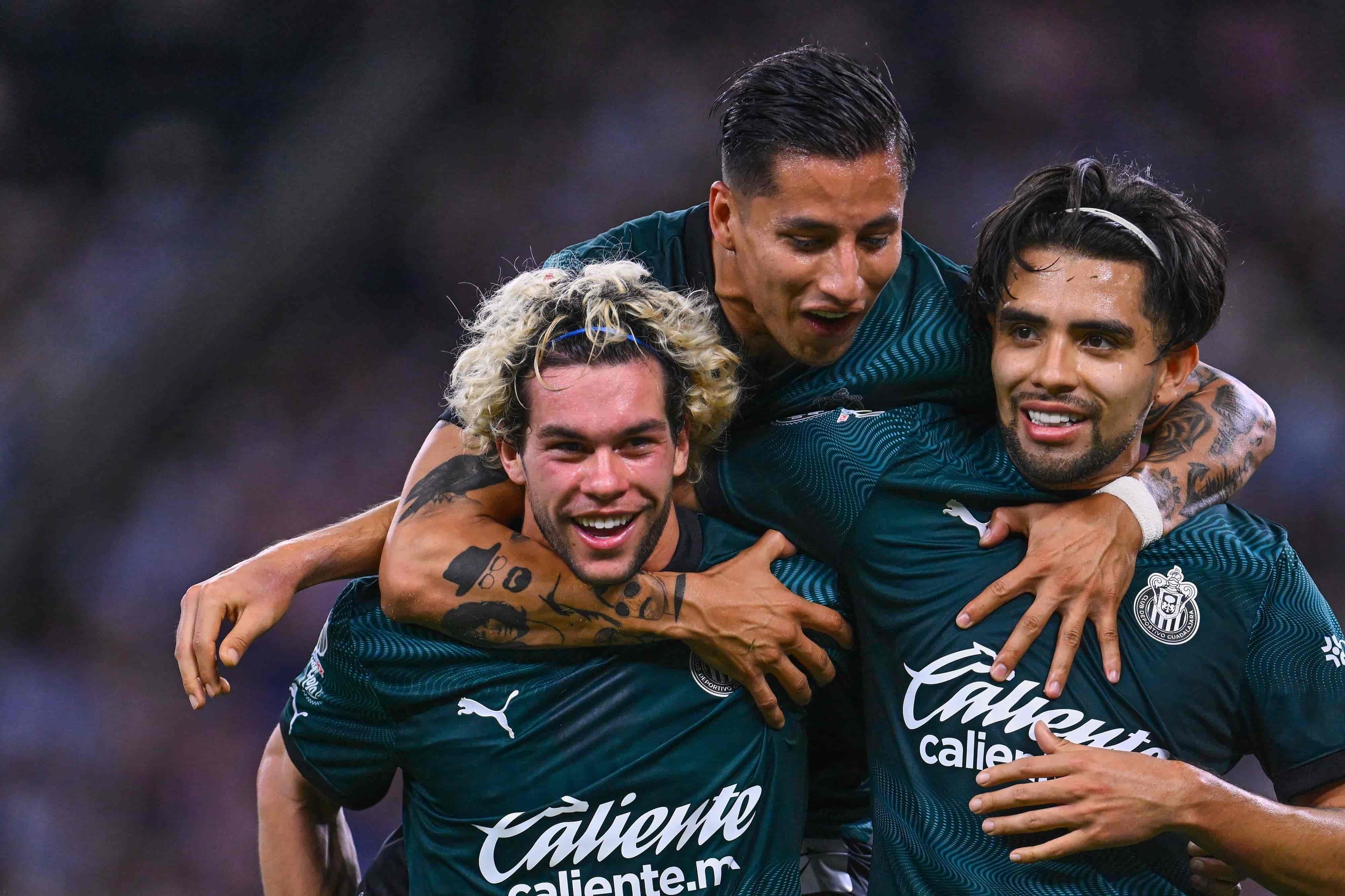 Chivas abre el marcador con autogol de Héctor Moreno.