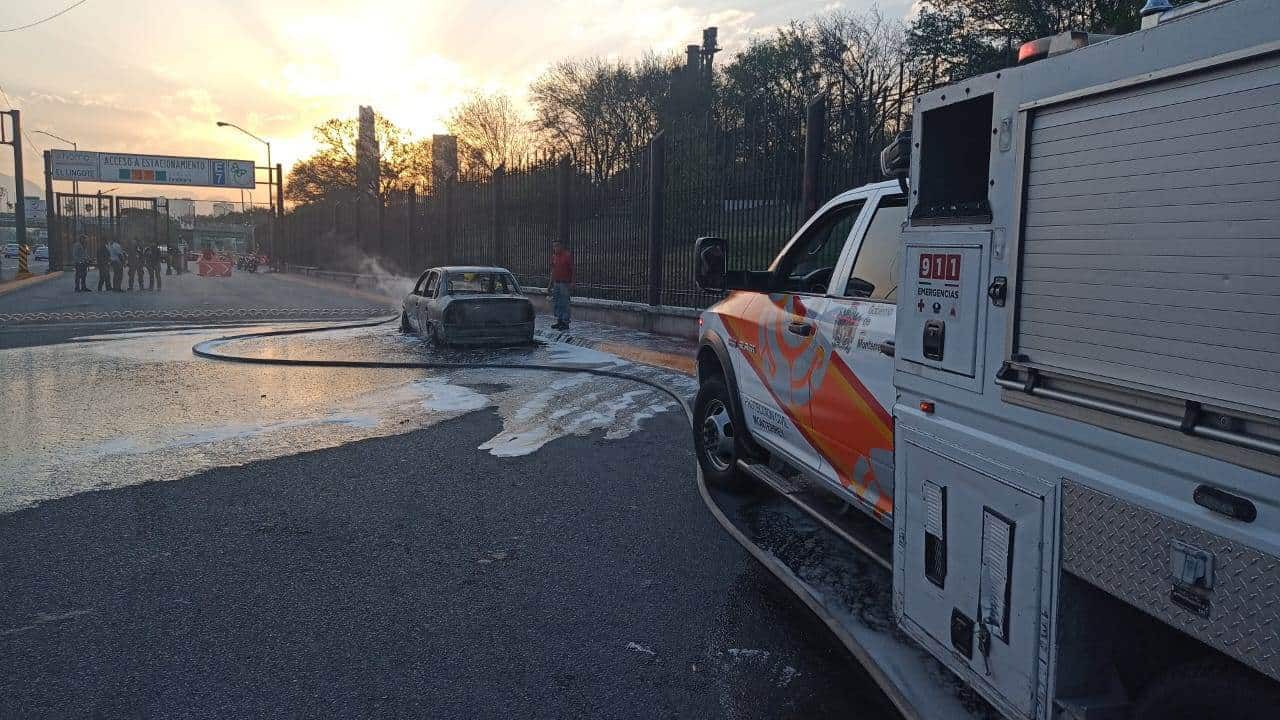El Incendio de un vehículo compacto que fue consumido en su totalidad, movilizó a los cuerpos de auxilio, frente al parque Fundidora.