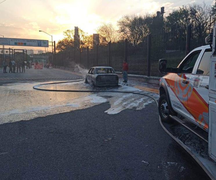 Se incendia auto frente al Parque Fundidora Se incendia auto frente al Parque Fundidora