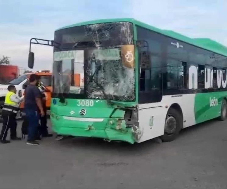 Deja 14 lesionados choque de camión urbano y de personal