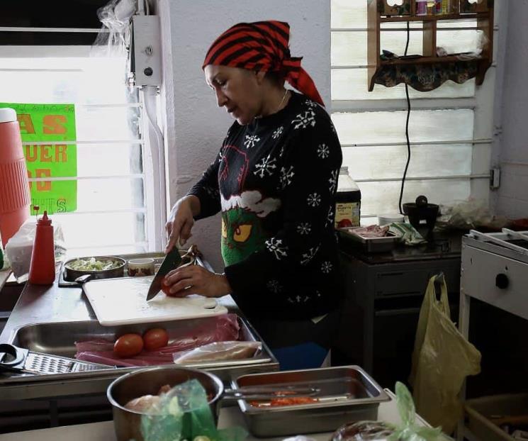 Migrantes trabajan en lo que sea en su paso a EU Migrantes trabajan en lo que sea en su paso a EU