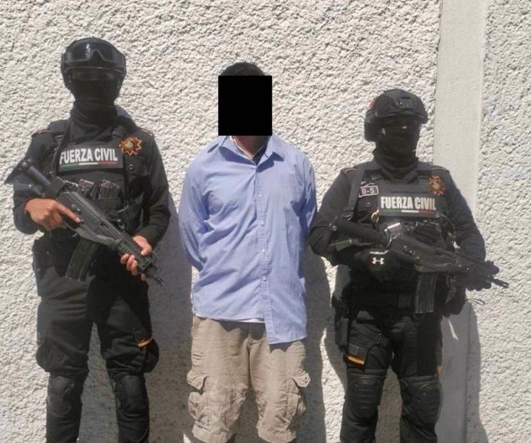 Detienen a adulto y menor tras persecución; traían pistola