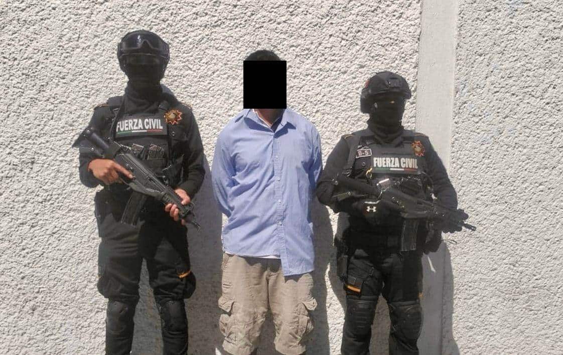Después de una persecución por varias calles, un adulto y un menor de edad que viajaban en una camioneta fueron arrestados por elementos de Fuerza Civil, tras encontrarles un arma de fuego, ayer en la Colonia Valle de la Silla, municipio de Guadalupe.