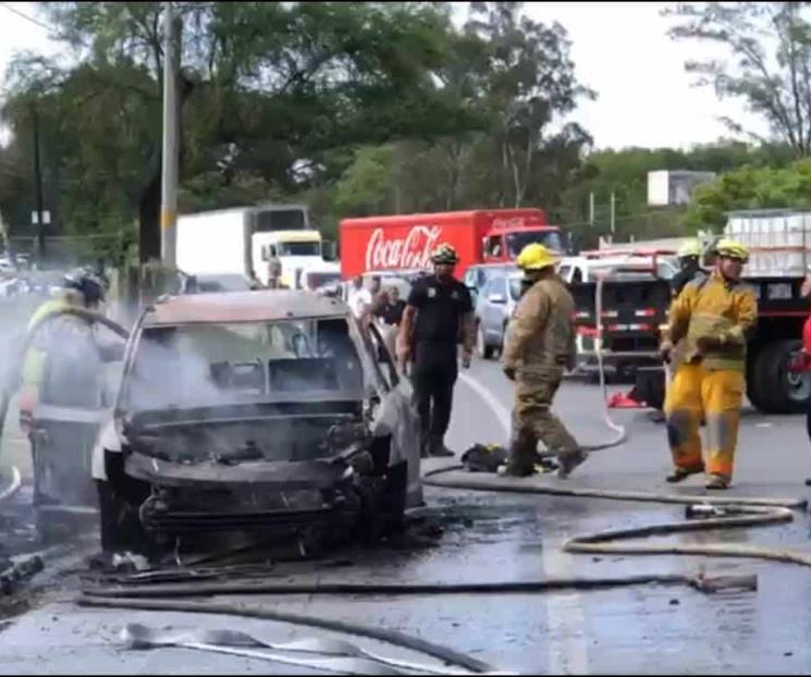Genera incendio de camioneta cierre de la Carretera Nacional Genera incendio de camioneta cierre de la Carretera Nacional