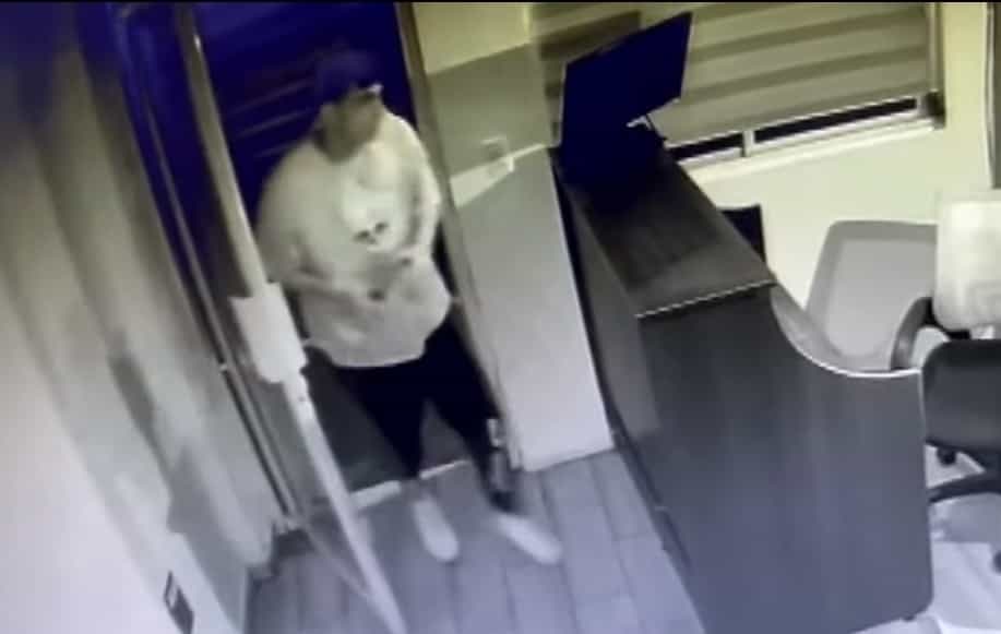 Elementos de la Agencia Estatal de Investigaciones, indagan un robo cuantioso cometido en el interior de un gimnasio ubicado en la Colonia Plutarco Elías Calles en Monterrey.
