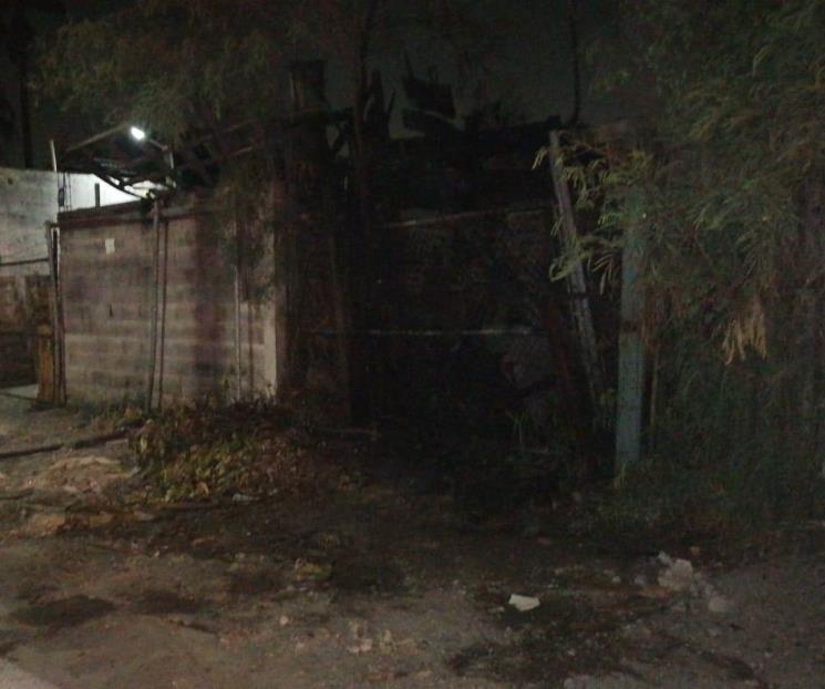 Incendio en taller de almacenamiento de tarimas en Guadalupe