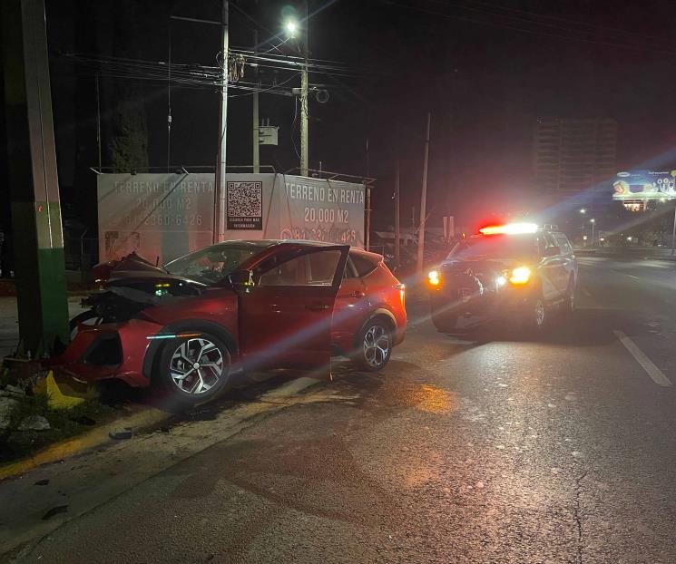 Resulta herido al estrellar su auto en anuncio vial