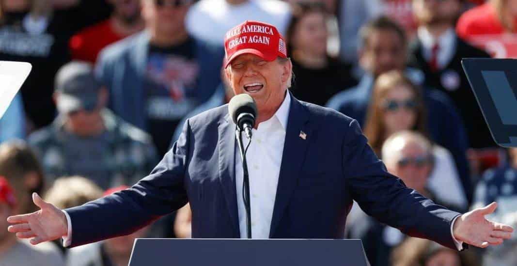 Biblias, tenis, vodka y hasta filetes: los otros negocios de Trump