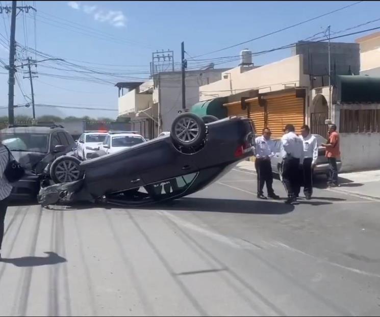 Deja choque y volcadura dos personas lesionadas.
