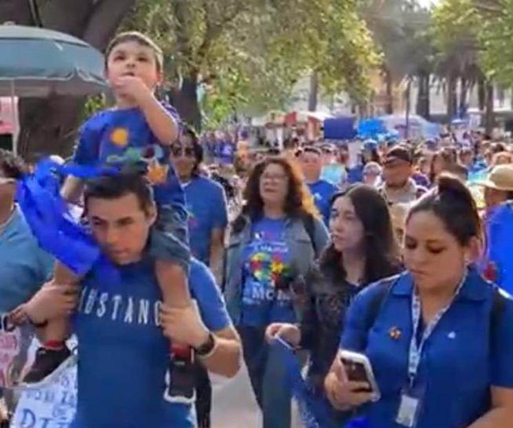 Marchan a favor de los derechos de las personas autistas