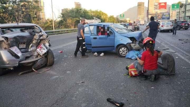Colisionan 10 vehículos en Morones Prieto; hay cinco heridos.
