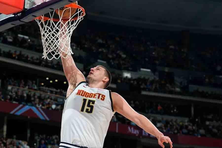 Produce Jokic 42 y ganan los Nuggets