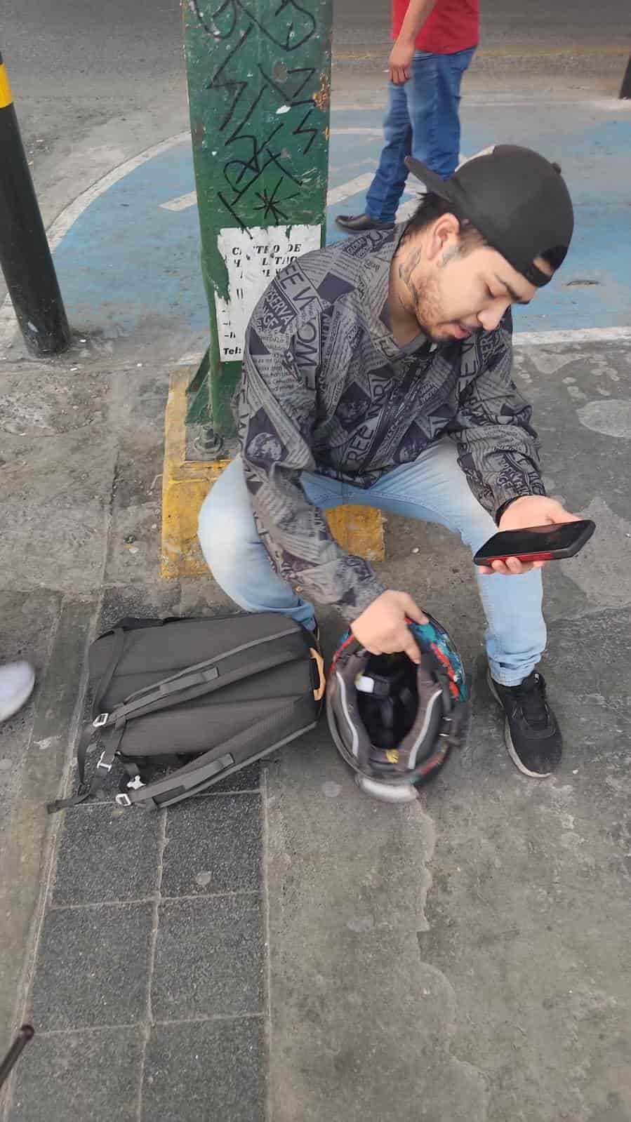 El conductor de una motocicleta resultó lesionado luego de chocar contra un taxi, derrapar e incendiarse su unidad, ayer en el cruce de Alfonso Reyes y Colón, centro de Monterrey.