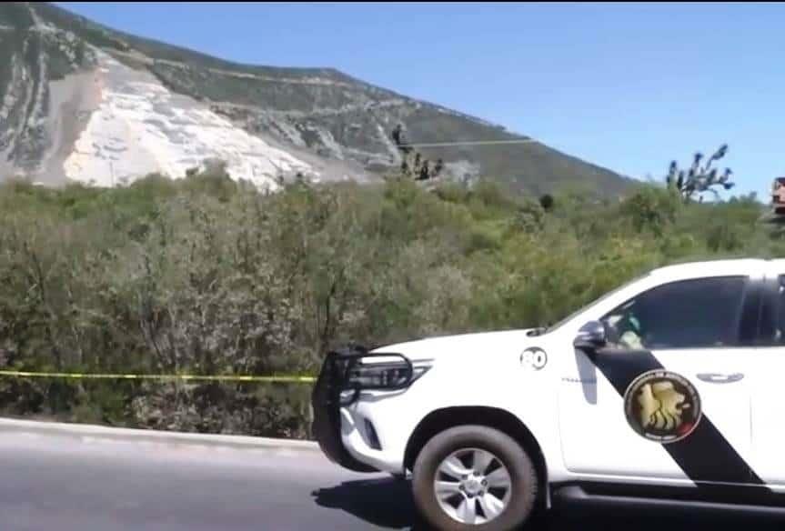 Hallan cadáver de mujer semidesnuda bajo un puente en Escobedo.