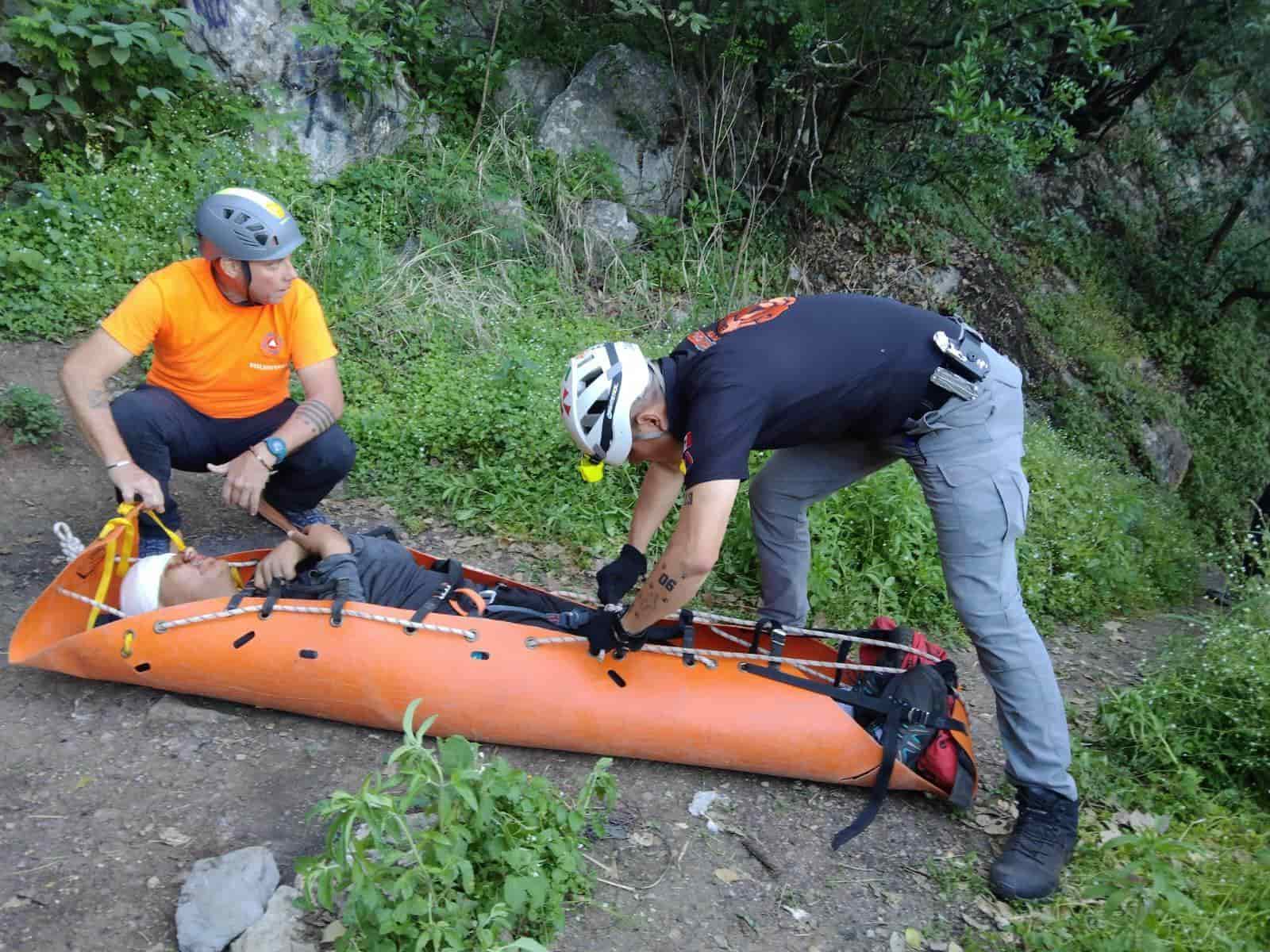 Al intentar encontrar la vereda para poder bajar de la parte alta del Cerro del Topo Chico, tres jóvenes sufrieron una caída y uno de ellos sufrió lesiones de consideración, por lo que fueron rescatados por elementos de Protección Civil del Estado y Escobedo.