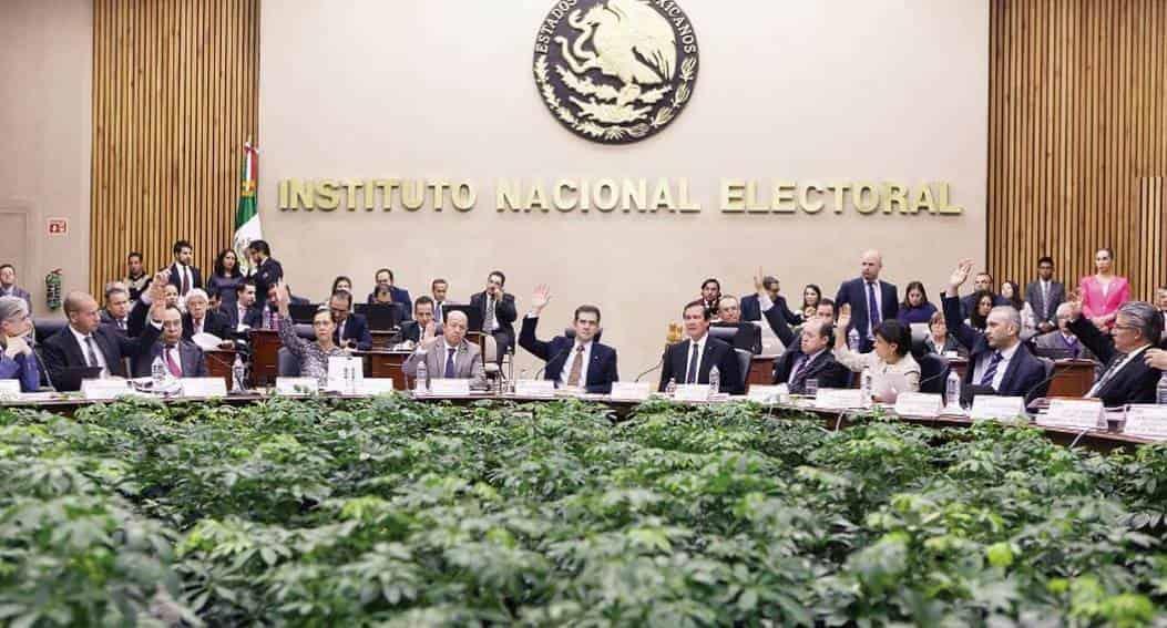 Contralor de INE denuncia irregularidades en gestión de Córdova