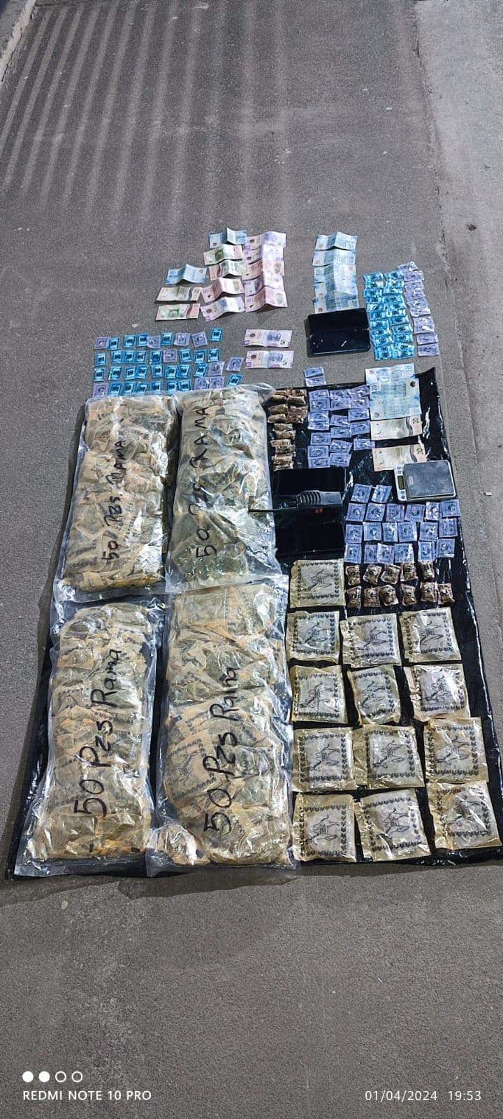 Dos hombres que viajaban en una moto y les encontraron droga, fueron arrestados junto con otras dos personas que intentaron “rescatarlos”, en la Colonia Santa Mónica, ayer en el municipio de Juárez.