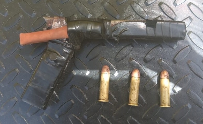 Un hombre fue detenido por oficiales de la Policía de Monterrey, al ingresar a un domicilio presuntamente para robar y portar un arma de fuego hechiza, en la Colonia Florida, además tenía orden de aprehensión.