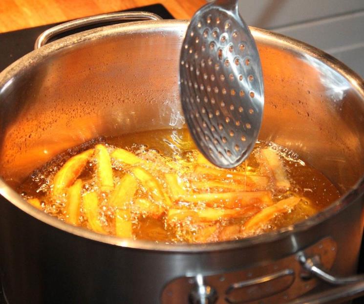 Los riesgos de reutilizar de forma frecuente el aceite para freír